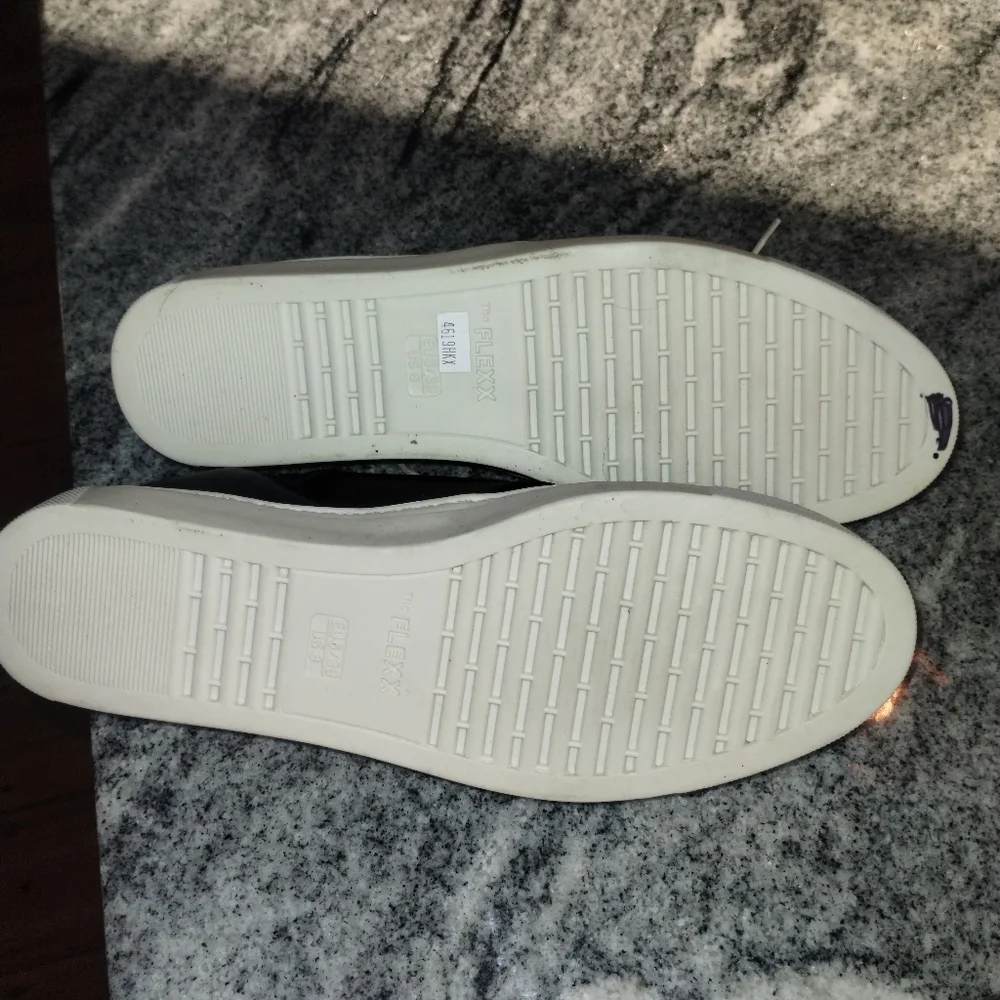 The Flexx NWT leather lace up sneaker size 8, black white laces